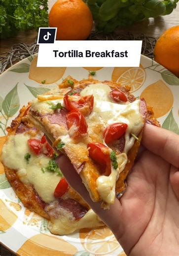 Ingredients: 1 tortilla, 5 slices of salami, 2 teaspoons of pesto sauce, mozzarella, cherry tomatoes, grated cheese. I put it in the air fryer at 180°C for 7 minutes, or 356°F for 7 minutes. Enjoy.#airfryerrecipes #airfryerrecipe #tortilla #breakfastrecipes #einfacherezepte