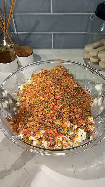 Fruity Pebbles popcorn - easy viral dessert recipe!