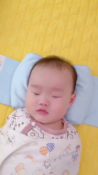 👶💤 Peaceful Baby Sleep Comfort 😍✨ Cozy Swaddle & Soft Head Support Every Parent Will Love 💛🍼