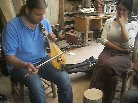 Λυρα και λαουτο Ζαχαρης και Σιδερης στο εργαστηρι στο Δαλι.