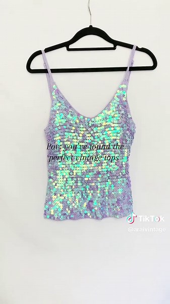 Discover Perfect Vintage Tops for Your Fashion Wardrobe