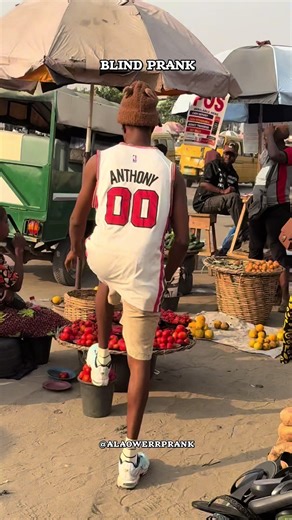 Blind Prank Reactions: Market Sellers Experience Fun