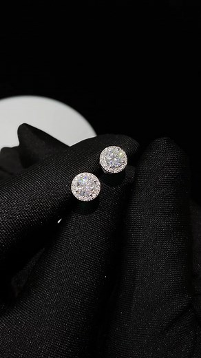 💎 CHỈ 8xx NHƯNG ĐẸP NGANG KIM CƯƠNG THẬT 💎 Trang sức Kim Cương Moissanite đầy đủ kiểm định quốc tế GRA, với độ cứng và lấp lánh tương đương Kim Cương tự nhiên. 🔥ƯU ĐÃI SỐC duy nhất HÔM NAY - GIẢM 42% FREESHIP 🔥Đặt hàng tại: https://www.trangsucchinhhang.com/pmjluxury?utm_source=HL 💎 THÔNG TIN VỀ KIM CƯƠNG MOISSANITE ✅ Moissanite nhà Phuc Minh Jewelry có giác cắt 8H8A tinh xảo, tạo nên độ rực rỡ chưa từng có. ✅ Độ cứng 9.5/10 cho kết quả thử bút như kim cương tự nhiên ✅ Độ bền cao, chống trầ
