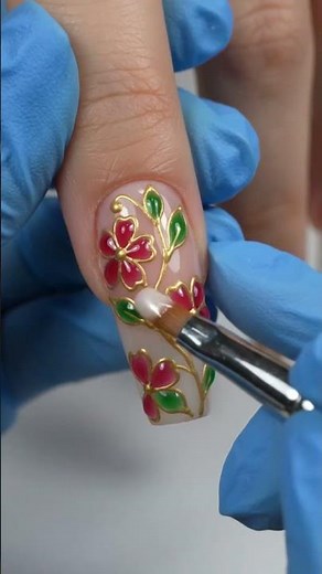Élégant nail art floral rouge avec des détails dorés | Elegant Red Floral Nail Art with Gold Details