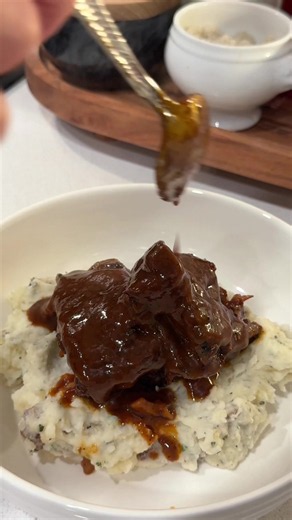 Braised short ribs with herby mashed potatoes