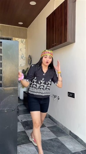 Introducing the "VitaWear SmartBand," a next-generation wearable gadget🎉