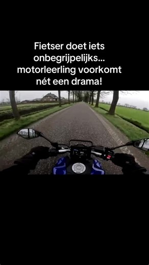 Motorrijlesvideo's on Instagram: "Het lijkt een rustig landweggetje. Smal asfalt, wat bomen, weinig verkeer. Precies zo’n weg waar je als motorleerling denkt: dit loopt wel lekker. Maar rust op de weg is vaak schijnveiligheid. Voor ons rijdt een fietser. Alles lijkt voorspelbaar… tot hij plots zonder te kijken naar links uitwijkt. Geen hand uitsteken, geen schoudercheck. Gewoon gaan. En dan zie je het verschil tussen rijden en vooruitdenken. #motor #motorinfluencer #motorbike #motorcycle #motorr