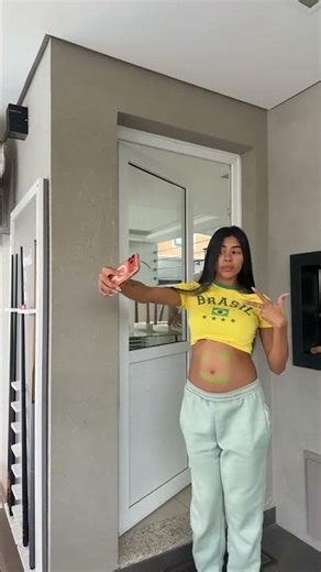 ELA NÃO LARGA O CELULAR