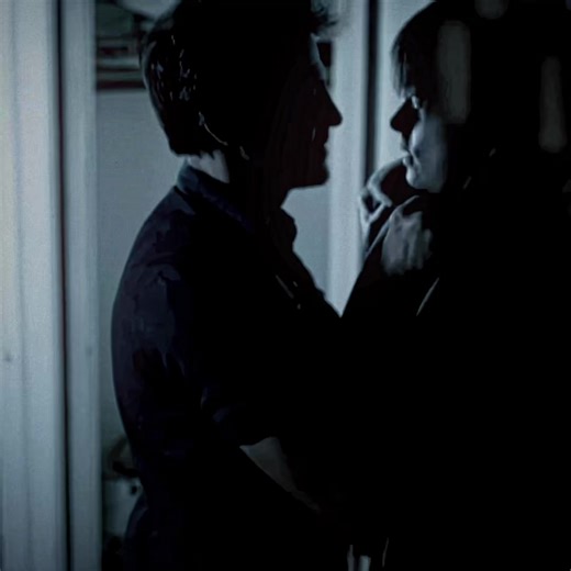 #jonathanbyers || He’s so hot || series : stranger things . . . . . . ib : imayaep Shake : @Marpo . . . #strangerthings #strangerthingsedit #strangerthings5 #charlieheaton