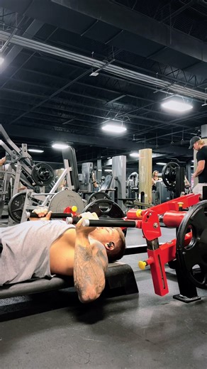 50 reactions | Bench press alternative for the busy gym folk! Try it out and let me know how it felt for you. I found that the extra lift from the step allows you to get a full range of motion and stretch at the bottom while still having the controlled portion of the bench press movement be the center of focus. #bench #press #benchpress #benchpressalternative #alternative #alternative #movement #workout #tip #tips #training #fitness #coach | Quinn Biddle Model | Facebook