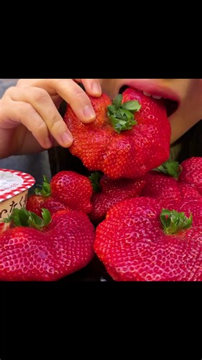 #fyp #tiktokfood #eating#strawberry #asmr