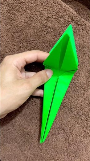 Hice un saltamontes de papel (origami).¿Quieren un tutorial?#origami #papiroflexia #howtomake #arte