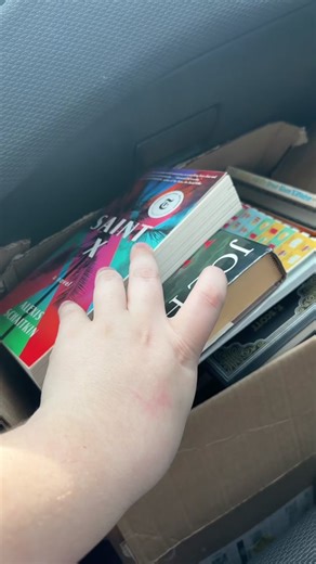 Little Free Libraries are the best, one day I hope to open one 🫶🏻 Check out LittleFreeLibrary.org to find little free libraries near you to donate books to! #LittleFreeLibraries #LowWaste #ZeroWaste #Sustainable #Communities #LittleFreeLibrary #Community