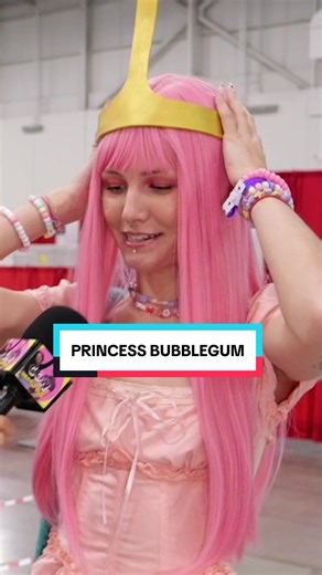 We met an incredible Princess Bubblegum cosplayer 🍬👑 From the details in her outfit to a hand-crocheted purse she made herself. She walked us through her creative process, the time it took, and why making parts of your own cosplay makes it even more special✨ 📍 Motor City Comic Con, Novi, Michigan You may never see this page again unless you follow us 👉🏼 @conventurous @Ris bblegum #adventuretimecosplay #motorcitycomiccon #cosplaycommunity #handmadecosplay