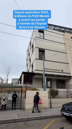 La Maison du Petit Monde de la Croix-Rousse, ouverte depuis septembre 2025, est une maison d’accueil hospitalière située à l’entrée de l’hôpital de la Croix-Rousse (Lyon 4e). Elle propose une solution d’hébergement confortable, temporaire et accessible avec des prix adaptés. #lyon #hopital #croixrousse | Actu Lyon