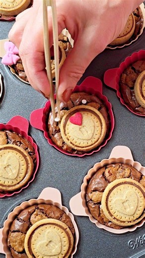 Teddy Brookies!🧸🍪🍫 All the chocolate brownie and cookie love in one adorable teddy bear cupcake form 😍 Directions: Preheat the oven to 325 F. Fill the silicone cupcake liners 3/4 of the way with altering brownie batter and cookie dough pieces. Bake on the middle rack for 20-25 minutes until the edges are set. Once baked, cool to room temperature. Fill with nutella if desired, top with nutella cookie and decorate with sprinkles. Enjoy!🧸💕 #teddybear #brookies #chocolate #chocolatebrownies #c