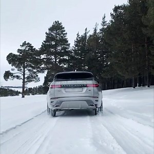 Bembeyaz bir örtünün üzerinde Range Rover Evoque ile ilerlerken zaman hiç akmasın isteyeceksiniz. | Range Rover