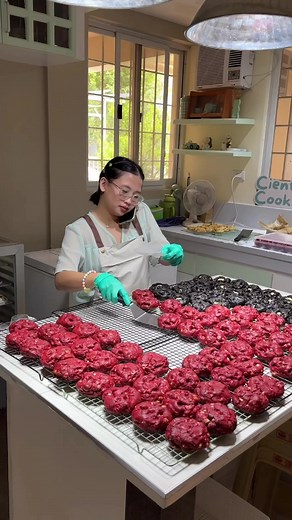 3.3M views · 10K reactions | Can’t believe this is how “a-day-in-my-life” looks like! 凉 It’s honestly soooo fun to bake nonstop for you daily!! ⛅️ Happy that I get to do this everyday with such a great and efficient team!  THANKS FOR KEEPING US BUSY!  #cientocookies #cookiesph #cookiesofmanila #cookiesoffacebook #dayinalifeph #shopeecookiesph | Ciento Cookies | Facebook