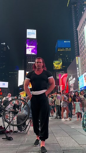Yujiro Hanma in Times Square 👹 #yujirohanma #bakihanma #timesquare #cosplay