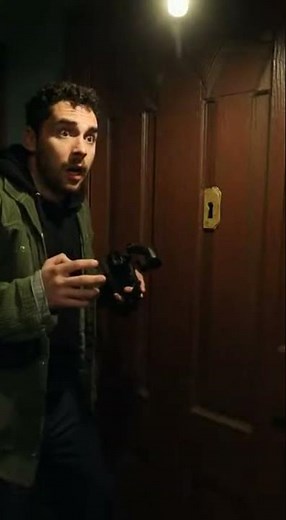 Glowing Eyes Seen Through Keyhole — Real Horror Footage” 🔴👁️🚪