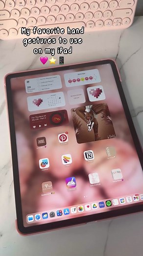 Try these hand gestures on your iPad ✨✅ Here are a few of my favorite iPad hand gestures I like to use on my iPad. They help me maneuver through my iPad with ease and increase my productivity. ⬇️👀 1. Screenshot👉🏾Swipe up from the bottom left 2. Quicknote👉🏾Swipe up from the bottom right 3. Control Center👉🏾Swipe down from the top right 4. Swiping between apps👉🏾use the black line at bottom of screen to swipe between apps 5. Close apps👉🏾use black line to swipe up from bottom of screen. Sw