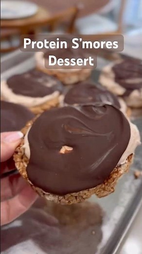 Genius and delicious frozen s'mores protein rice cakes #dessertrecipes #proteinsnack #hip2save