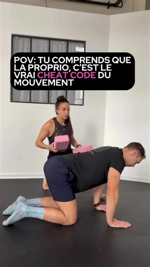 Sofia.Zioini on Instagram: "Tu as parfois l’impression de ne pas vraiment maîtriser ton corps ? De bouger “en bloc”, comme dans une carapace que tu contrôles mal ? Ta colonne n'est pas qu'un empilement d'os. Elle est une structure vivante, riche en capteurs sensoriels. C'est le pilier de la santé fonctionnelle. La proprioception, c’est ta capacité à percevoir la position et le mouvement de ton corps grâce aux récepteurs situés dans les muscles, tendons, articulations et la peau. C’est un sens re