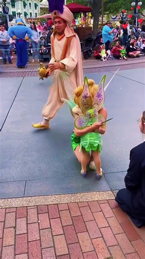 When human princess meets the Disney princess👑😘Kids dress up to see their favorite Disney characters❤️#disney #princess #disneyland #kid #Love #disneyworld #fyp #usa🇺🇸 #usa_tiktok #fypage #disneytok #Disney #happy