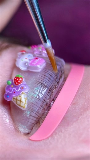 Quality Lash Extensions Supplies and Training Academy on Instagram: "How is learning Lash Lifts from scratch? Here’s what I wish someone told me from day one. The first thing you need to know: Always check the lashes before you start. Don’t rely on the box instructions — they’re only guidance, not exact processing times. If you’re using a balm to wrap the lashes, it will slow down the lift. Most artists need to add 2–3 extra minutes when working with balm. And don’t overwhelm yourself with all t