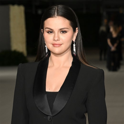Selena Gomez Shares Rare Look at Her Natural Curls in Makeup-Free Selfie