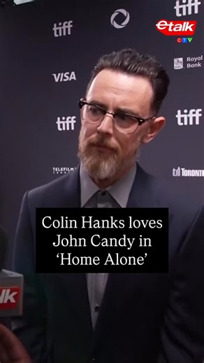 It ALWAYS makes us laugh too! 💯 While at the world premiere of ‘John Candy: I Like Me,’ Tyrone asked director, Colin Hanks, what stands out when he thinks of John Candy’s work. Colin says he is fan of John’s performance in ‘Home Alone,’ alongside another Canadian comedy legend, Catherine O’Hara! ❤️ The documentary, ‘John Candy: I Like Me’ will premiere October 10th on Prime Video! 🙌 #TIFF50 #ColinHanks #JohnCandy #JohnCandyILikeMe #HomeAlone #CatherineOHara #TIFF #Funny #RedCarpet | etalk