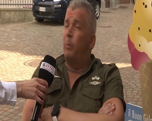 RONCONE, SI CHIEDONO SOLUZIONI PER L'ORSO Se la sono vista brutta i due escursionisti che, la mattina del 30 luglio all'alba, si sono imbattuti in un'orsa nei boschi sopra Roncone, nelle valli Giudicarie del Trentino. Un incontro fortuito che ha preso una piega niente affatto amichevole. La fuga immediata, in preda al panico, ha portato alla violenta caduta di uno dei due. Il caso continua a tenere banco in paese che chiede soluzioni. | RTTR La Televisione