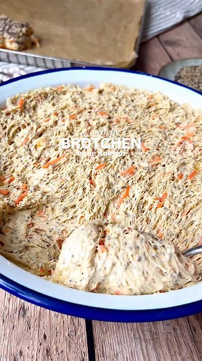 Einfache Brötchen Immer wieder bekomme ich Nachrichten, zu dem einfachen Brötchen Rezept. Hier ist es noch einmal. ☺️ So, so viele haben es ausprobiert und sind begeistert… Alle Zutaten zu einem klebrigen Teig vermengen. Und über Nacht gehen lassen. Zack - am nächsten Morgen hast du richtig leckere und sättigende Brötchen ☺️ 📌Speichere dir gerne das Rezept ab. ❤️ ich freue mich über ein Herzchen. 💭 Und / oder einen Kommentar 🤗 🍽️Etwa 12 Brötchen 🕞 15 Minuten Vorbereitung 600 ml kaltes Wasse