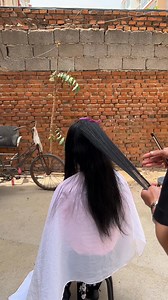 This is how we source our ethical human hair for extensions. We do not shave heads. This donor wanted to maintain their long lengths and donated some hair weight following a thinning service. If you're looking for a hair extension brand that places ethicality and product quality at the heart of its business, choose Remi Cachet. | Remi Cachet