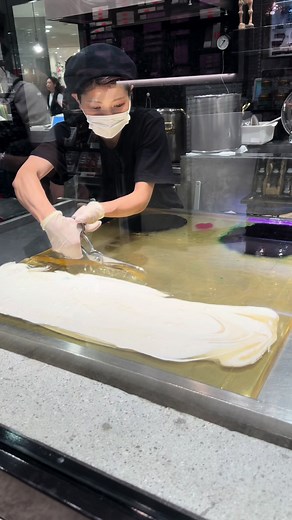 東京大丸にある出来たての飴が買えるお店！一日に数回行う飴作りは必見です！ 「パパブブレ 大丸東京店」 📍東京都千代田区丸の内1-9-1 大丸東京店 B1F (B1F Daimaru Tokyo Store, 1-9-1 Marunouchi, Chiyoda-ku, Tokyo) #japanesefood #japanfood #japan #tiktokfood #東京グルメ