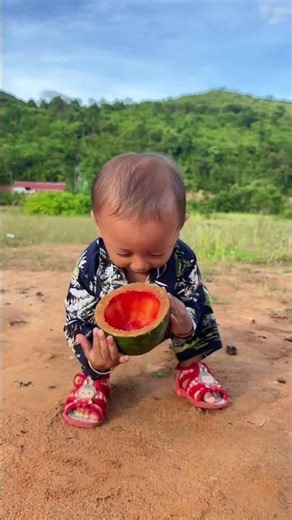 Keterampilan bertahan hidup: ibu merebus jagung untuk dimakan anaknya #bushcraft #shortvideo #funny