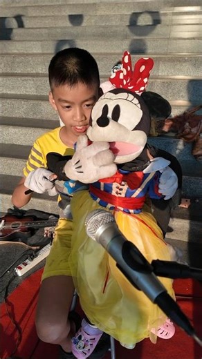 ตุ๊กตามินนี่ เมาส์ กำลังร้องเพลง