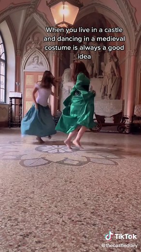 Elsa e Anna dei poveri #castle #italia | Living In A Castle