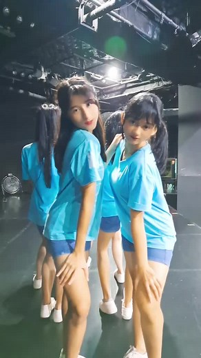 Trend Flying High with JKT48 - Jump Jump Jump!