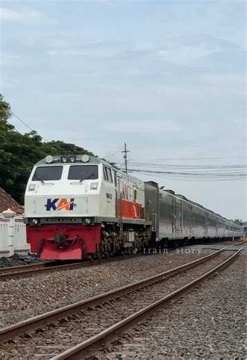 Menarik Rangkaian SSNG dengan Lokomotif Kobong