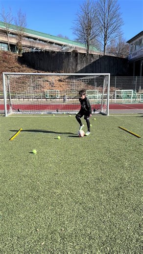 MOVE THE FEET & AVOID THE BALLS 🔥 MOVEEEEE IT! Individuelles Training mit Ömer ⚽️ Fokus: Dribbling, schnelle Füße und Reaktion. Er ist mit Ball am Fuß in einem abgegrenzten Feld und muss ständig in Bewegung bleiben. Währenddessen rolle ich ihm mehrere Tennisbälle zu, denen er schnell ausweichen muss, ohne die Ballkontrolle zu verlieren. Diese Übung verbessert Ballgefühl, Reaktionsfähigkeit und Orientierung – genau das, was Spieler im Spiel brauchen. #footballtraining #soccer #quickfeet #dribbli