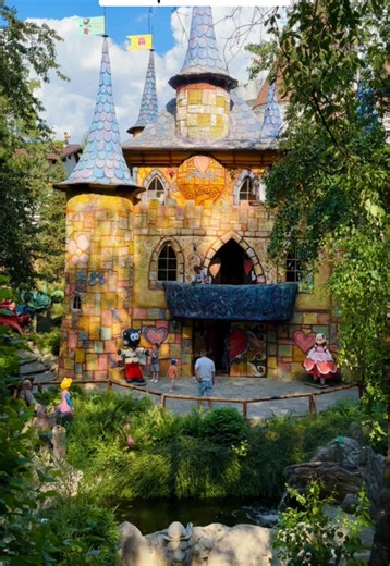 Dacă ajungi în Bran, pune pe listă și locul acesta. ✨ Valea cu Povești este un colț de poveste unde găsești căsuțe și decoruri inspirate din basmele copilăriei. Un loc perfect atât pentru copii, cât și pentru adulții care vor să retrăiască puțin magia copilăriei. 🏡📖 📍 Valea cu Povești, Club Vila Bran, Brașov @Club Vila Bran Ai fost aici sau l-ai adăuga pe lista ta? 👇 #bran #brasov #romania #travelromania #siltrips
