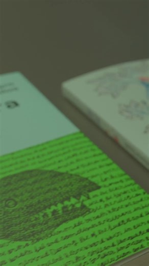 📚✨ Nuestra editora, Marta Barrio, nos presenta a 'Botchan', de Natsume Soseki, en la trastienda de joyas niponas. El libro 'Botchan', narra las aventuras de un joven destinado como profesor a una isla. Es una novela de formación y transformación donde el personaje se convierte, al final, en quien está destinado a ser. Descubre por qué este autor japonés sigue siendo imprescindible. 🎥✨ #LaTrastiendaDeAlianza | ALIANZA EDITORIAL