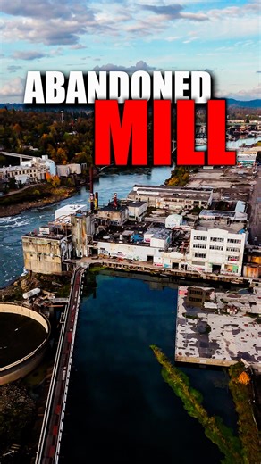 Are you exploring this old paper mill? 🗞️ The Blue Heron Paper Mill in Oregon City, Oregon was a pivotal piece in the city’s industrial history as a mill town. The mill sits just at the end of Main Street next to Willamette Falls and operated for well over 100 years, being founded in the late 1800s and closing in 2011 as a result of increasing costs and competition. It now sits on the river as a historic marker and piece of Oregon City’s rich pioneer history. Source: oregonlive.com 📍Blue Heron