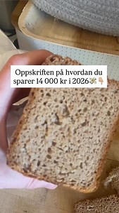 Hjemmelaget brød kan spare deg for tusenlapper👇🏼❤️ Hvis familien spiser ett brød om dagen, slik vi gjør, blir det: 364 brød i løpet av ett år. Kjøpt brød Økologisk brød koster ca. 59 kr per stk (ca. 700 g) 59 kr × 364 dager = 21 476 kr per år Hjemmebakt brød Egenbakt økologisk speltbrød koster ca. 18 kr per stk (ca. 700 g) 18 kr × 364 dager = 6 552 kr per år Hos oss sparer vi over 14 000 kr i året – bare på å bake brød eller rundstykker selv💸 Hvor mye du sparer avhenger av hvor mye brød dere 