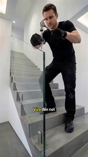 Người thợ mới đến đã đập vỡ kính và cầu thang 😅 #shortsviral #shortvideo ￼