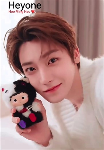 Hou Ming Hao wearing white for Heyone commercial 🥰❤️.