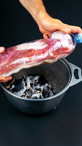 1M views · 15K reactions | ¡Un truco y no volverás a comprar salchichas! Ingredientes: panceta de cerdo: 1 kg agua: 2 l pimienta negra en granos: 5 g pimiento roja en granos: 5 g laurel: 2 g ajo: 15 g sal: 15 g pimienta negra: 7 g ajo granulado: 10 g pimentón dulce : 10 g hierbas provenzales: 7 g aceite: 20 ml carbón: 250 g romero: 15 g pan de molde: 2 rebanadas ajo: 5 g | Gustoso.tv | Facebook