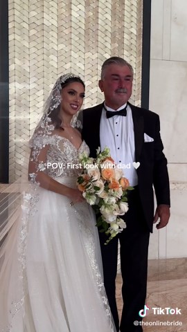 Creación de contenido en bodas (@theonlinebride) - First look of the bride with her dad. #wedding #fatherdaughter #fatherofthebride #bridetok #bride2024 #weddingtok #weddingday