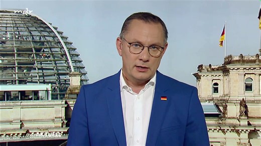 AfD-Bundessprecher Tino Chrupalla nahm am Wochenende ausführlich Stellung zur Einstufung des Verfassungsschutzes - und stellte die ausschließlich politische Motivation dahinter klar heraus. Hier alle Interviews ansehen: https://www.afd.de/bundessprecher-tino-chrupalla-im-interview-zur-einstufung-der-afd-durch-das-bundesamt-fuer-verfassungsschutz/ | AfD